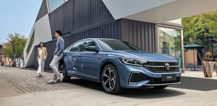 11月轿车销量:燃油车现颓势,小米SU7、Model 3上榜